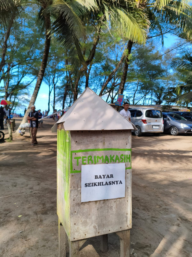 Kotak pembayaran tiket masuk di Pantai Gajah, Kab. Kebumen, Jawa Tengah. Pembayaran dilakukan dengan memasukkan sejumlah uang ke kotak sesuai keinginan pengunjung (sumber: dokumentasi penulis).