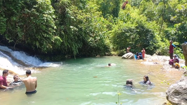 Air Terjun 7 Tingkat di Tapak Tuan, Aceh Selatan, jadi primadona" bagi warga berwisata saat masa libur Lebaran. Keindahan alam berupa teras alaminya jadi daya tarik tersendiri. Foto: Dok. Bakom RI