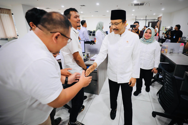 Menteri Sosial Saifullah Yusuf (Gus Ipul) melakukan inspeksi mendadak (sidak) pada hari pertama bekerja usai cuti bersama Hari Raya Idul Fitri, Rabu (25/3/2026). Foto: Dok. Kemensos