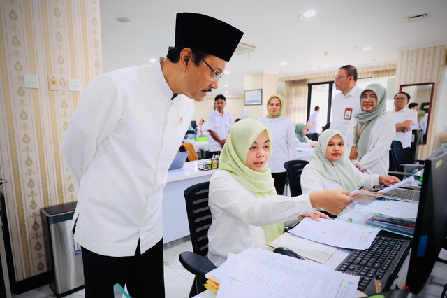 Menteri Sosial Saifullah Yusuf (Gus Ipul) melakukan inspeksi mendadak (sidak) pada hari pertama bekerja usai cuti bersama Hari Raya Idul Fitri, Rabu (25/3/2026). Foto: Dok. Kemensos