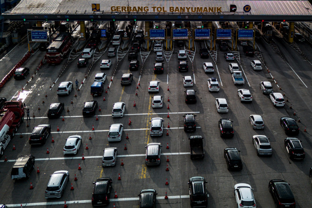Foto udara antrean kendaraan yang memasuki Gerbang Tol Banyumanik menuju arah Jakarta di Semarang, Jawa Tengah, Rabu (25/3/2026). Foto: Aprillio Akbar/ANTARA FOTO