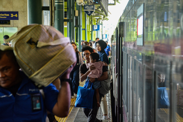 Pemilir turun dari kereta setibanya di Stasiun Gambir, Jakarta, Rabu (25/3/2026). Foto: Ahmad Naufal Oktavian/ANTARA FOTO