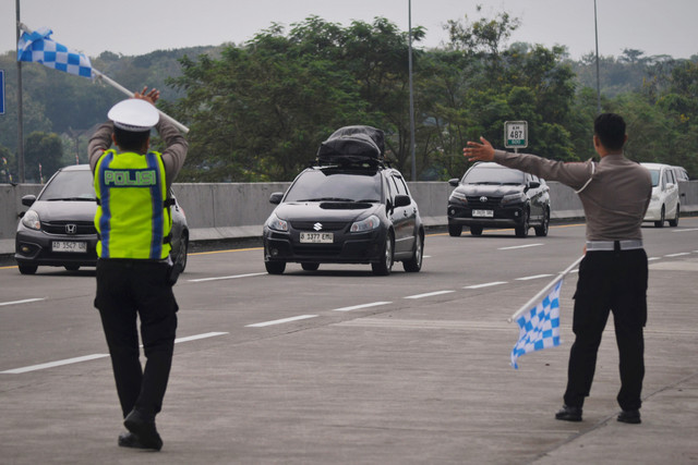 Anggota Satlantas Polres Boyolali mengatur arus lalu lintas yang melintasi jalan tol Solo-Semarang KM 487 di Boyolali, Jawa Tengah, Rabu (25/3/2026).  Foto: Aloysius Jarot Nugroho/ANTARA FOTO