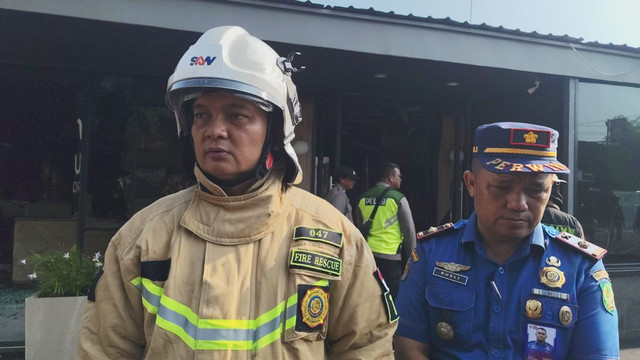 Kepala Dinas Pemadam Kebakaran dan Penyelamatan (DPKP) Kota Medan, Wandro Malau saat ditemui di lokasi kebakaran, Medan, Kamis (26/3/2026). Foto: Amar Marpaung/kumparan