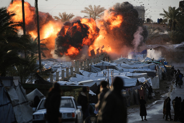 Sebuah bola api membumbung tinggi usai serangan udara Israel menghantam area dekat tenda pengungsian di Deir el-Balah, wilayah tengah Jalur Gaza, pada Selasa (25/3/2026).
Foto: EYAD BABA/AFP