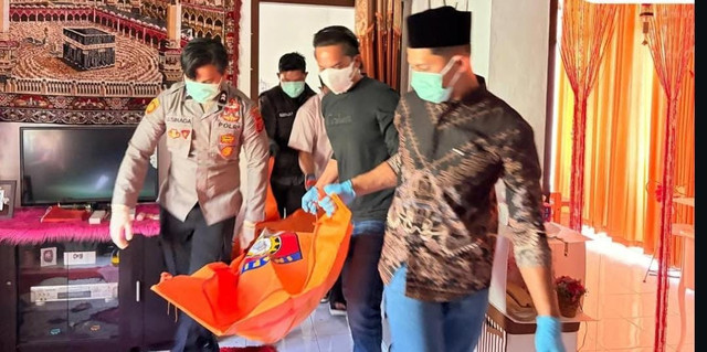 Jasad dr. Shanti Hastuti ditemukan di kediamannya di Desa Raklunung, Kecamatan Blangkejeren, Gayo Lues, dalam kondisi mengenaskan dengan tangan terikat dan mulut tersumpal. Foto: Dok. Istimewa