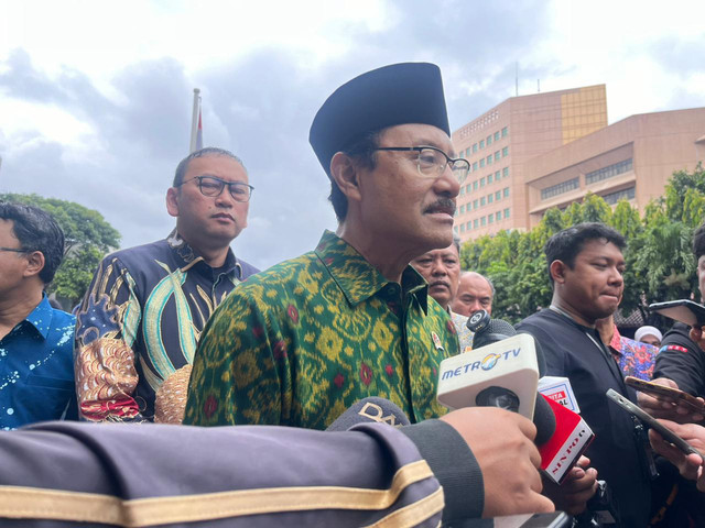 Menteri Sosial Saifullah Yusuf (Gus Ipul) usai apel pembinaan pegawai di Kantor Kemensos, Senen, Jakarta Pusat, Kamis (26/3). Foto: Nasywa Athifah/kumparan
