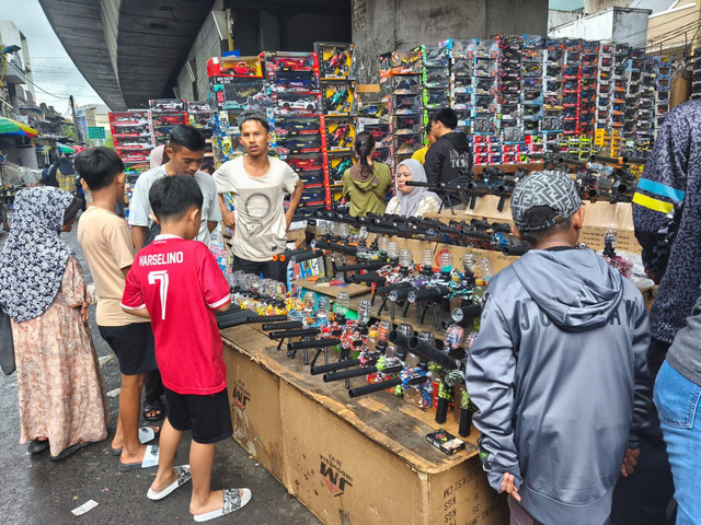 Lapak pedagang mainan tembakan Jelly di Pasar Asemka, Jakarta Barat, tampak ramai didatangi pembeli Kamis (26/3/2026). Foto: Jeni Ritanti/kumparan
