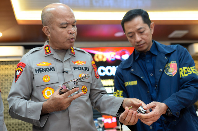 Kapolda Banten Irjen Pol Hengki didampingi Kombes Pol Dian Setyawan menunjukkan barang bukti senjata api dalam pengungkapan kasus penyelundupan narkoba di Mapolda Banten (26/3/2026). Foto: Muhammad Bagus Khoirunas/ANTARA FOTO