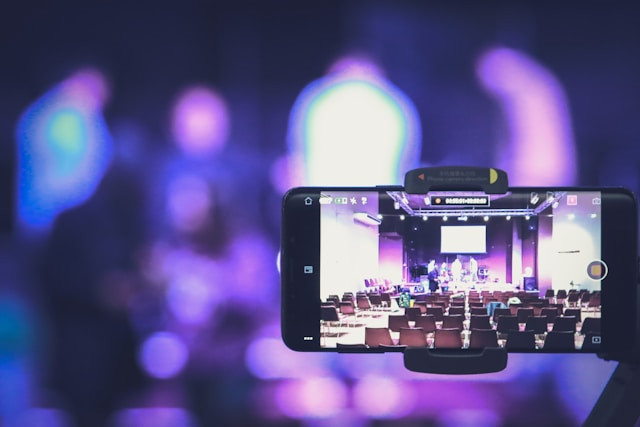 Ilustrasi HP kamera zoom terbaik 3 jutaan Maret 2026. Foto: Jametlene Reskp/Unsplash