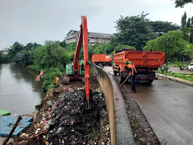 Petugas Dinas Lingkungan Hidup DKI di penampungan sementara resmi milik UPSBA yang berada di kawasan TPU Tanah Kusir. Foto: Dok. DLH DKI Jakarta 