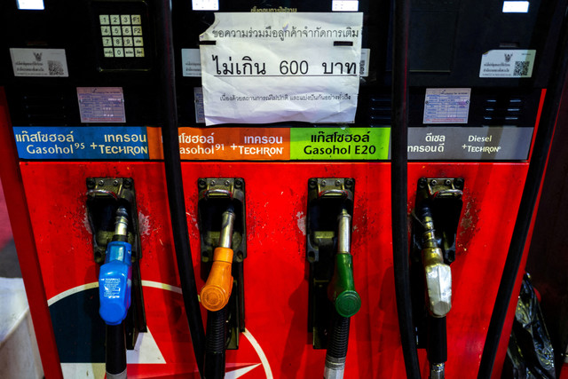 Lonjakan harga solar akibat konflik di Timur Tengah mulai menghantam industri perikanan di Samut Sakhon pada Rabu (25/3), salah satu pelabuhan ikan terbesar di Thailand. Foto: Chalinee Thirasupa/REUTERS
