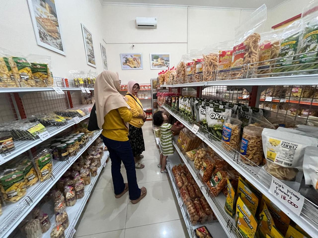 Toko oleh-oleh Aneka Sari Rasa di Kota Bandar Lampung. Sejak Hari Raya Idulfitri yang jatuh pada Sabtu (21/3), toko tersebut nyaris tidak pernah sepi pengunjung dan area parkir pun selalu dipadati kendaraan. Foto: Dok. Bakom RI