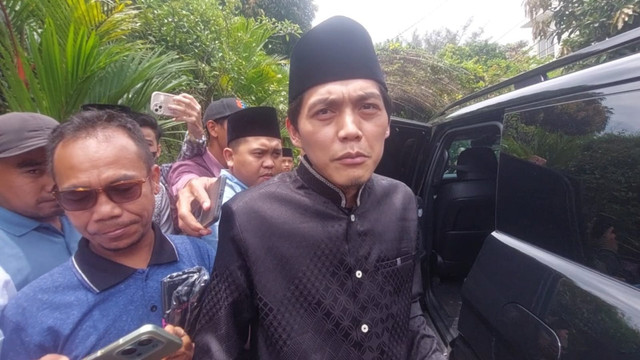 Pengasuh Ponpes Mambaul Hikam II dan pendiri Majelis Ta'lim Sabilu Taubah, Muhammad Iqdam Kholid atau dikenal Gus Iqdam menemui Presiden ke-7 Jokowi di kediamannya Jalan Kutai Utara 1, Solo, Kamis (26/3/2026). Foto: kumparan