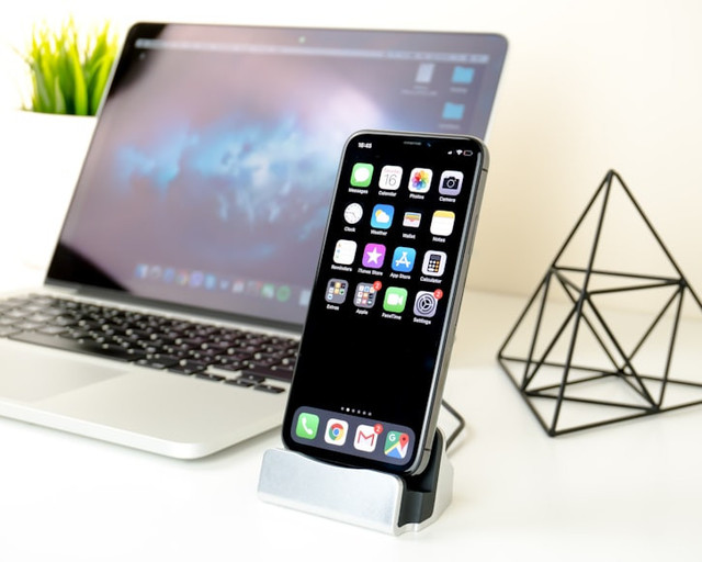 Ilustrasi holder HP. Foto: Unsplash