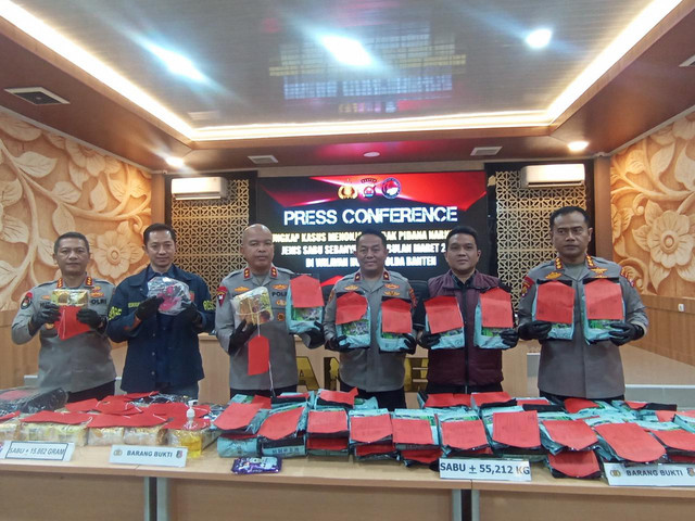 Sejumlah barang bukti ditampilkan saat pengungkapan kasus penyelundupan narkoba di Mapolda Banten, Kota Serang, Banten, Kamis (26/3/2026).  Foto: Dok. kumparan