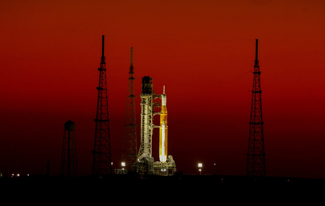 Roket bulan generasi terbaru NASA, roket Space Launch System (SLS) dengan kapsul awak Orion, di landasan peluncuran 39B saat matahari terbit di Kennedy Space Center di Cape Canaveral, Florida, AS, (24/3/2026). Foto: Joe Skipper/REUTERS