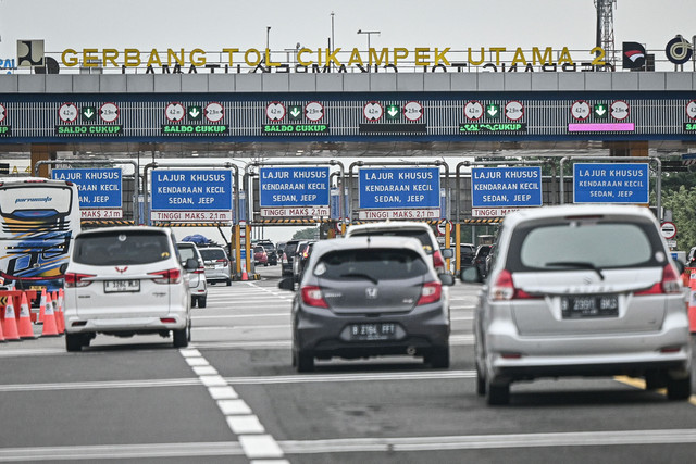 Sejumlah kendaraan melintas di Gerbang Tol Cikampek Utama, Karawang, Jawa Barat, Kamis (26/3/2026). Foto: Fauzan/ANTARA FOTO