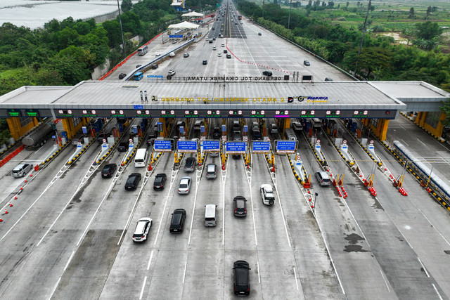Foto udara sejumlah kendaraan melintas di Gerbang Tol Cikampek Utama, Karawang, Jawa Barat, Kamis (26/3/2026). Foto: Fauzan/ANTARA FOTO
