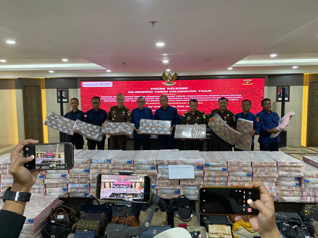 Asisten Pidana Khusus Kejati Kaltim, Gusti Hamdani, didampingi Asisten Intelijen, Abdul Muis Ali, menjelaskan penyitaan uang tunai ratusan miliar dalam rilis barang bukti yang digelar di kantor Kejati Kaltim. Foto: Dok. Istimewa