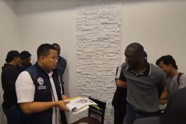 Dua WN Liberia ditangkap Polisi terkait uang palsu Black Dolar. Foto: Dok. Polres Jakarta Barat