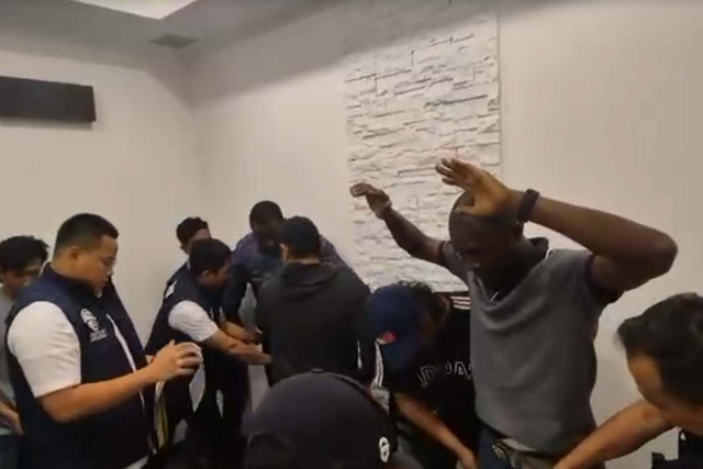 Dua WN Liberia ditangkap Polisi terkait uang palsu Black Dolar. Foto: Dok. Polres Jakarta Barat