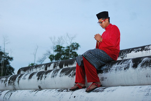 Tarian Zapin Meskom ditampilkan menggunakan baju adat Melayu. Sumber foto: pixabay.com