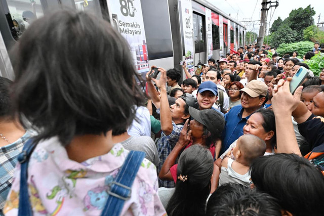 Presiden Prabowo Subianto blusukan ke permukiman di bantaran rel dekat Stasiun Pasar Senen, Jakarta Pusat, Kamis (25/3/2026). Foto: Cahyo - Biro Pers, Media, dan Informasi Sekretariat Presiden