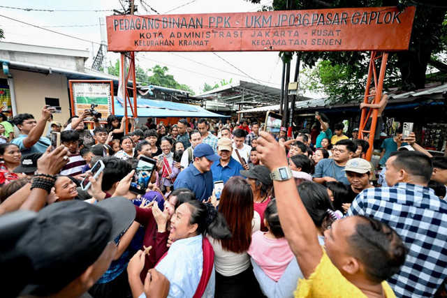Presiden Prabowo Subianto blusukan ke permukiman di bantaran rel dekat Stasiun Pasar Senen, Jakarta Pusat, Kamis (25/3/2026). Foto: Cahyo - Biro Pers, Media, dan Informasi Sekretariat Presiden