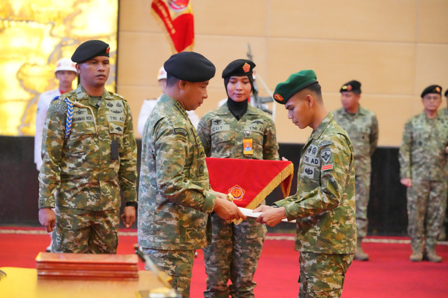 Panglima TNI Jenderal TNI Agus Subiyanto memberikan anugerah KPLB kepada prajurit TNI berprestasi juara pertama  Musabaqoh Hifzil Quran, yang berlangsung khidmat di Aula Gatot Soebroto, Mabes TNI, Cilangkap, Jakarta Timur, Kamis (26/3/2026). Foto: Dok. Puspen TNI