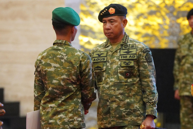 Panglima TNI Jenderal TNI Agus Subiyanto memberikan anugerah KPLB kepada prajurit TNI berprestasi juara pertama Musabaqoh Hifzil Quran, yang berlangsung khidmat di Aula Gatot Soebroto, Mabes TNI, Cilangkap, Jakarta Timur, Kamis (26/3/2026). Foto: Dok. Puspen TNI