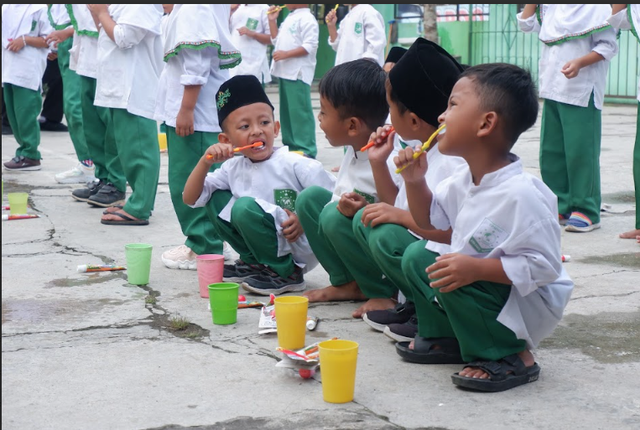 gambar 0.1 peroses menyikat gigi dihalaman sekolah / dok. PDD KKN 110 UMY