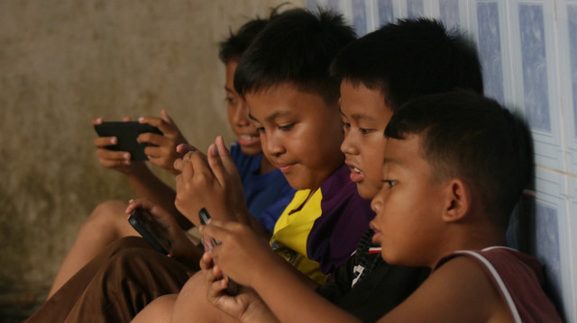 Ilustrasi - anak kecanduan HP Foto: Rizky Arief Permana/Shutterstock
