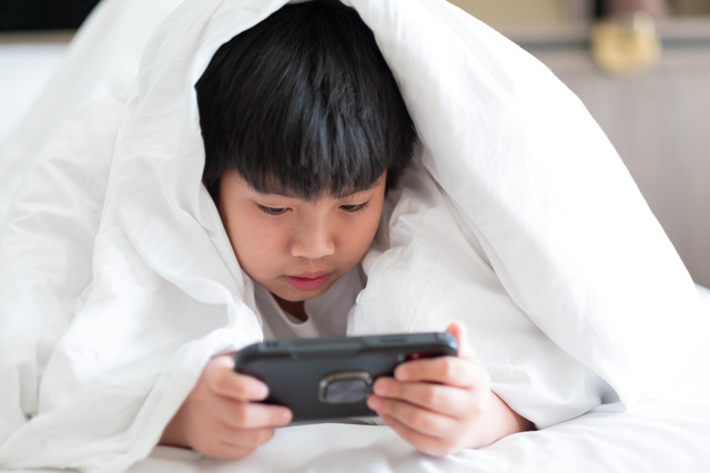 Ilustrasi - anak main medsos Foto: suriyachan/Shutterstock