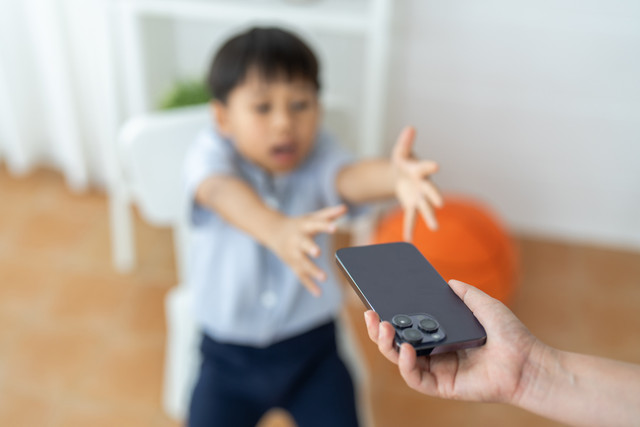 Ilustrasi orang tua stop anak main HP. Foto: Art_Photo/Shutterstock