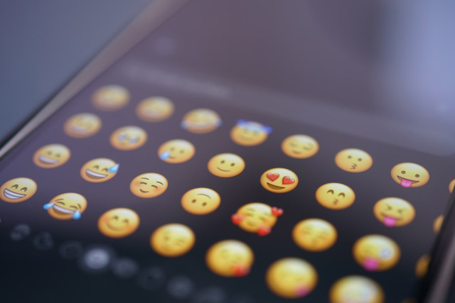 Ilustrasi emoji baru iOS 26.4. Foto: Unsplash.com/Tim Witzdam
