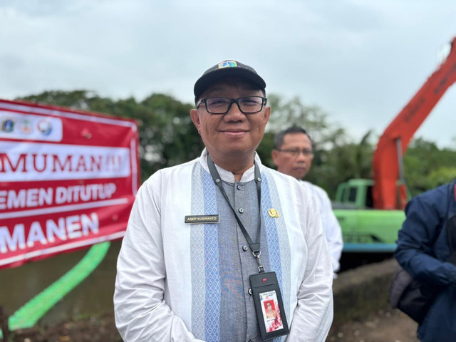 Kadis LH DKI, Asep Kuswanto memberikan keterangan pers soal truk mini dump-nya yang tertangkap kamera membuang sampah ke emplasemen sekitar TPU Tanah Kusir, Jumat (27/3). Foto: Amira Nada Fauziyyah/kumparan