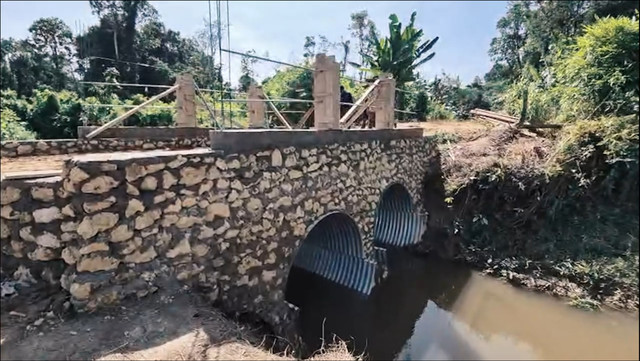 Jembatan kecil di atas Sungai Gumuzo, Kecamatan Alasa, Nias Utara, yang rusak akibat bencana banjir beberapa waktu lalu kini kembali terbentang lebih kokoh dengan bantuan personel TNI AD. Foto: Dok. Bakom RI