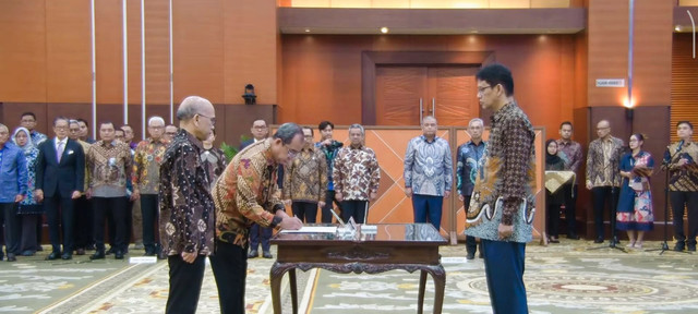 Menteri Keuangan Purbaya Yudhi Sadewa melantik Robert Leonard Marbun sebagai Sekretaris Jenderal Kementerian Keuangan menggantikan Heru Pambudi, Jumat (27/3/26). Foto: Ave Airiza Gunanto/kumparan