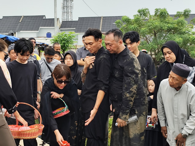 Anji antarkan ibunda ke peristirahatan terakhir di TPU Mangun Jaya, Kabupaten Bekasi, Jumat (27/3/2026). Foto: Salsha Okta Fairuz/kumparan