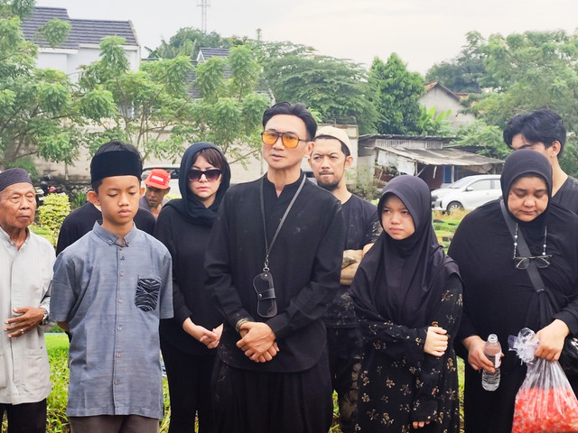 Anji antarkan ibunda ke peristirahatan terakhir di TPU Mangun Jaya, Kabupaten Bekasi, Jumat (27/3/2026). Foto: Salsha Okta Fairuz/kumparan