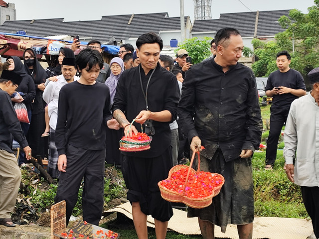Anji antarkan ibunda ke peristirahatan terakhir di TPU Mangun Jaya, Kabupaten Bekasi, Jumat (27/3/2026). Foto: Salsha Okta Fairuz/kumparan