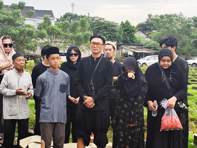 Anji antarkan ibunda ke peristirahatan terakhir di TPU Mangun Jaya, Kabupaten Bekasi, Jumat (27/3/2026). Foto: Salsha Okta Fairuz/kumparan