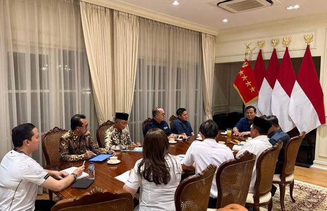 Presiden Prabowo langsung memerintahkan Menteri Perumahan melalui telepon karena sedang di Toba (hadir Sekjen Menteri), Menteri Pekerjaan Umum, Dirut Perumnas dan KAI (Kereta Api Indonesia) serta beberapa pejabat terkait untuk membangun rumah hunian. Foto: Dok. Instagram @sekretariat.kabinet