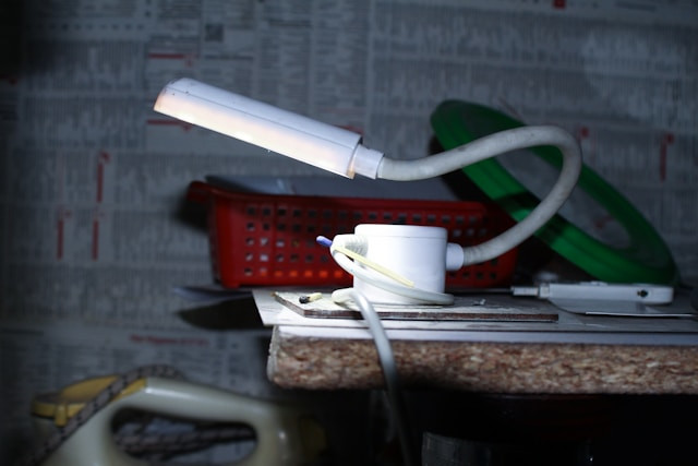 Ilustrasi lampu baca portable. Foto: Muhammad Usman/Unsplash