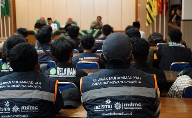 Pelepasan relawan Muhammadiyah Daerah Istimewa Yogyakarta (DIY) pada Jumat (2/1) menuju wilayah terdampak bencana banjir Aceh. Foto: Dok. Lazismu DIY