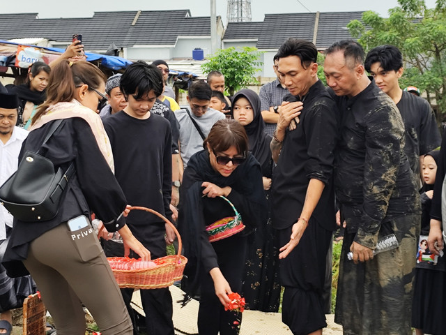 Sheila Marcia di pemakaman ibunda Anji, Siti Sundari, di TPU Mangun Jaya, Kabupaten Bekasi, Jumat (27/3/2026). Foto: Salsha Okta Fairuz/kumparan
