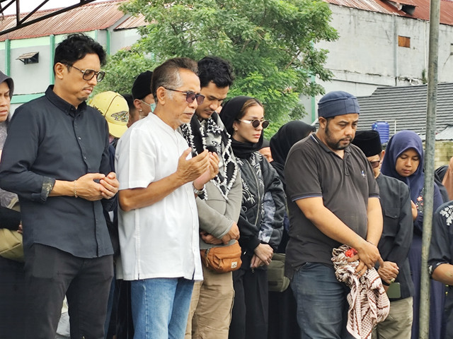 Wina Natalia di pemakaman ibunda Anji, Siti Sundari, di TPU Mangun Jaya, Kabupaten Bekasi, Jumat (27/3/2026). Foto: Salsha Okta Fairuz/kumparan