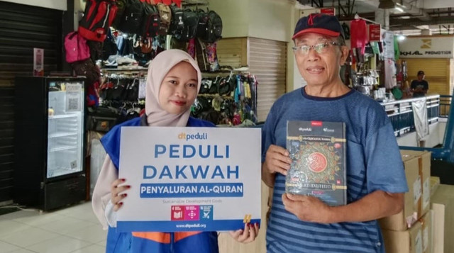 Berbagi Mushaf Al-Quran untuk Pedagang di Pasar Santa, Jakarta Selatan (Sumber : DT Peduli)
