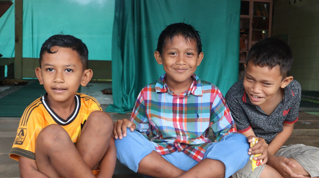 Kebahagiaan sederhana anak-anak di Alue Kuta, bisa tetap bermain bersama walau dengan keterbatasan (Sumber : DT Peduli)